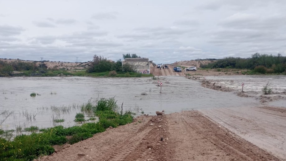 El agua cubrió el terraplén de la Ruta 23 sobre el arroyo Nahuel Niyeu. Gentileza Vialidad Nacional