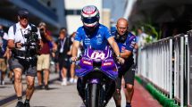 Imagen de Llegada con estilo: Franco Colapinto ingresó al paddock de Austin en una Yamaha de Moto GP