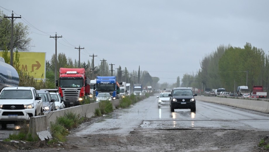 Vehículos circulando por los trámites no habilitados de la Ruta 22 en Puente 83.