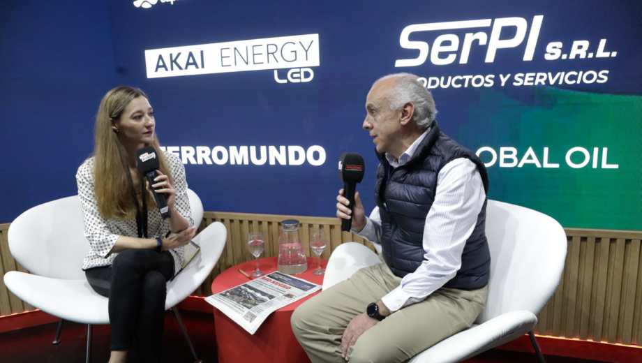 Martín Kaindl, director de Relaciones Institucionales y Administración del IAPG, durante su entrevista en el stand de Diario RÍO NEGRO en la AOG Patagonia 2026. Fotos Emiliano Ortíz.