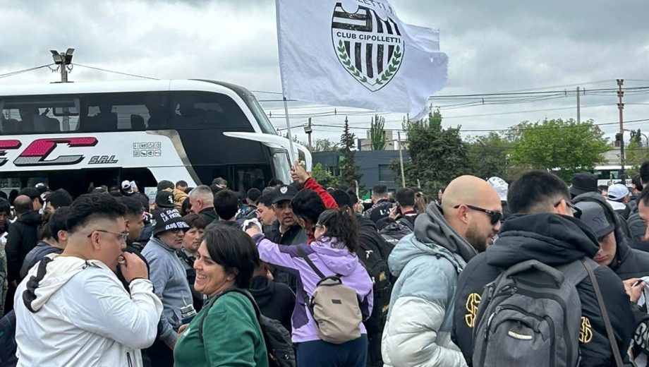 Pasados las 12 del mediodía, los colectivos comenzaron viaje con la ilusión intacta. Foto: Mariano Muñoz.