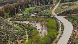 Después de cuatro años seco, el arroyo Comallo volvió con una crecida extraordinaria
