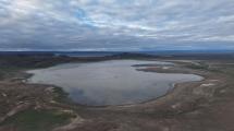 Imagen de La laguna Carrilaufquen, en Jacobacci, recuperó el agua después de más de una década de sequía