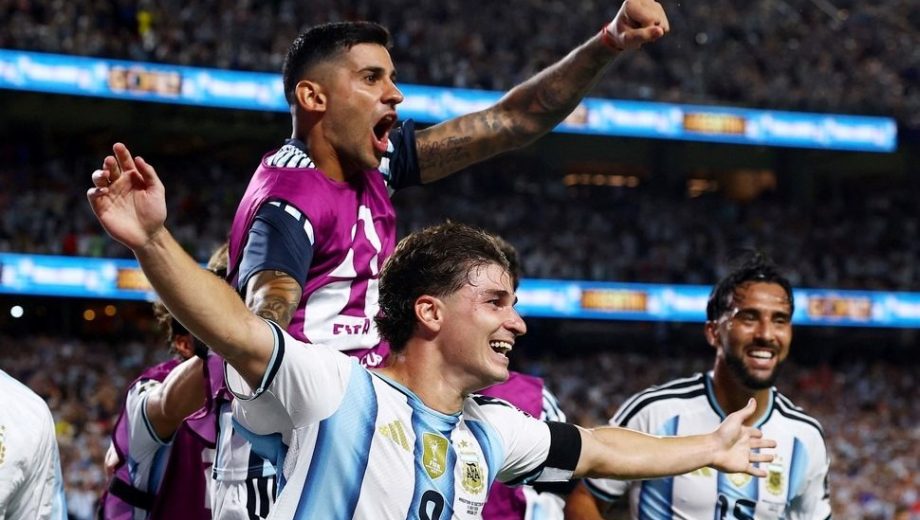 Cuti Romero, capitán de la Selección Argentina, eligió a Julián Álvarez para llevar la 10. (Foto: Archivo/Reuters)