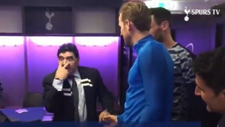 En octubre de 2017, el "10" visitó el vestuario de los Spurs y le dio unos tips al delantero inglés. 