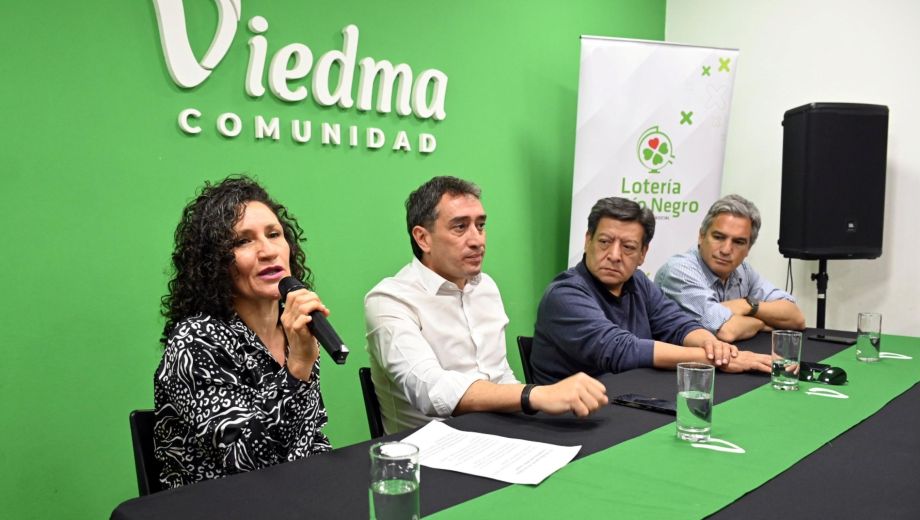 La directora de la editorial municipal, Cintia Ubeda, junto al intendente Marcos Castro, el presidente del Concejo Deliberante, Pedro Bichara, y el subsecretario de Cultura, Fernando Mántaras, durante la convocatoria a la 16.ª feria del libro. Foto: Marcelo Ochoa.