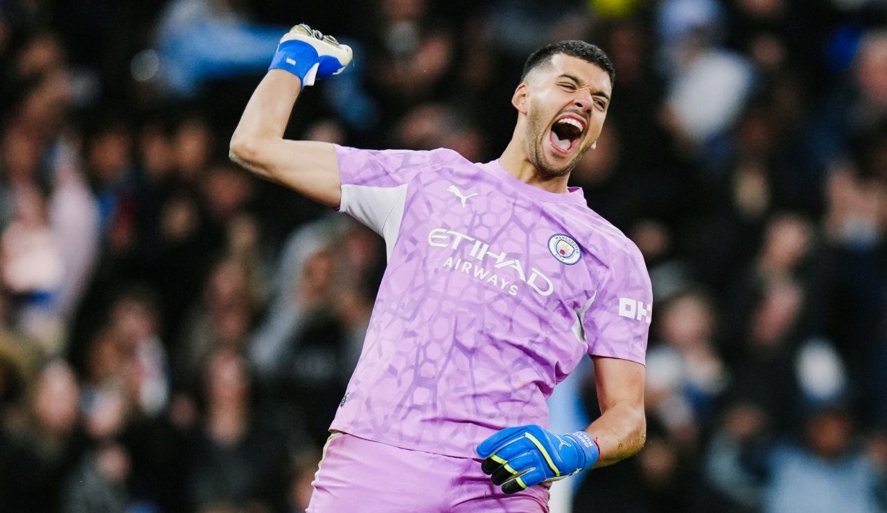 Rulli atajó dos penales y el Manchester City avanzó en la Carabao Cup de Inglaterra