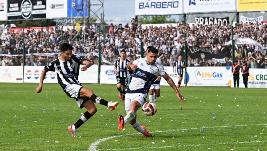 Andrés Almirón deberá cumplir la sanción por la roja en la final. (Foto: Luis Amaolo)