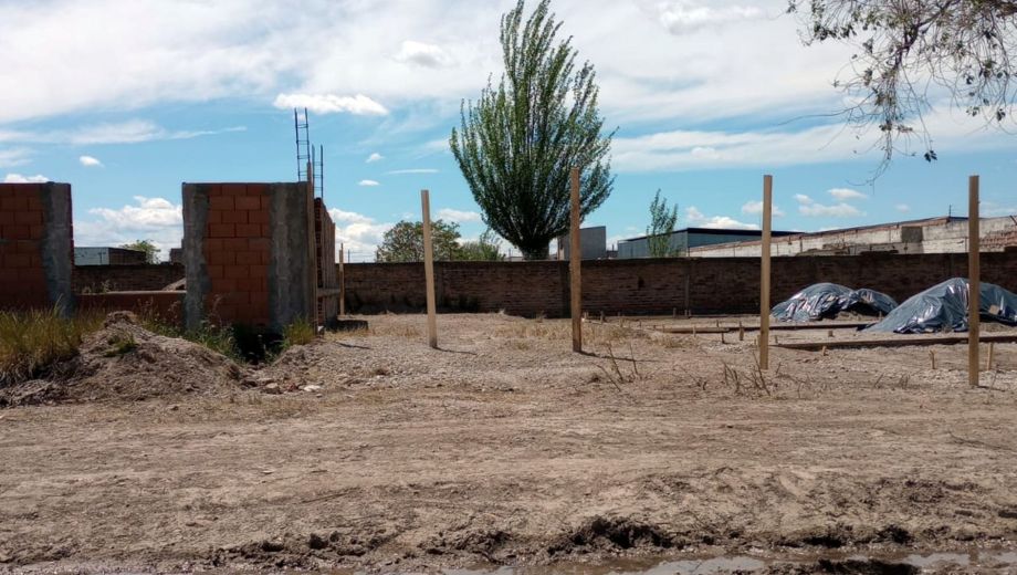 Instalación de canchas de tejo en el predio de la calle N° 7 del barrio Lavalle. Foto: gentileza