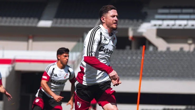 Aníbal Moreno volvió a entrenarse de manera diferenciada en el Monumental y sería suplente el domingo ante Boca. (Foto: @RiverPlate)