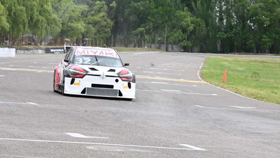 Foto: Franco Urchipía.  Gabriel Ponce de León, acumulando vueltas en los entrenamientos libres del TC2000 en General Roca. 
