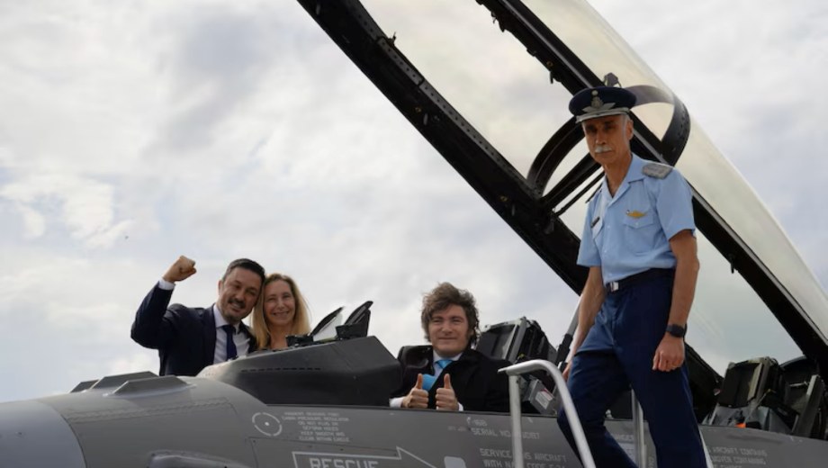 Javier Milei junto a Karina Milei y el exministro de Defensa, Luis Petri. 