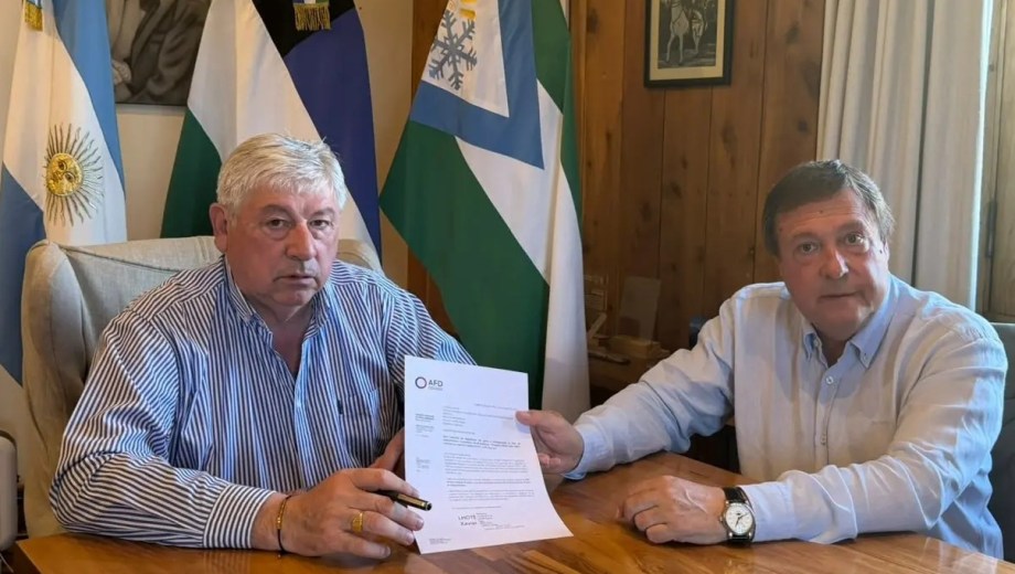 El gobernador Weretilneck entregó al intendente Cortés el aval para financiar con el crédito de la Agencia de Desarrollo Francesa un estudio integral para el basural regional de la cordillera. Gentileza