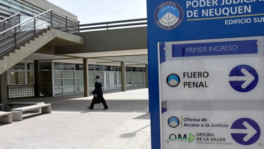 El ataque ocurrió en una plaza del barrio Valentina Sur y dejó una víctima fatal y dos personas heridas.