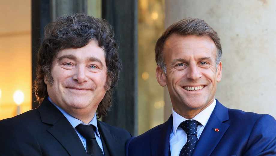Javier Milei junto a Emmanuel Macron. Foto: AFP 