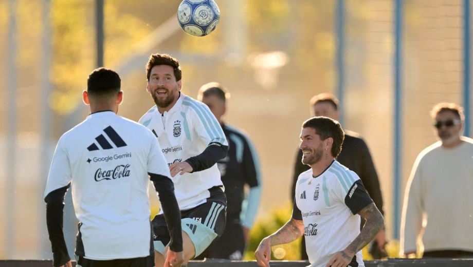 Leo, feliz, con su amigo De Paul y el Pocho Lavezzi de testigo. Se viene la despedida del mejor de todos. (AFP)