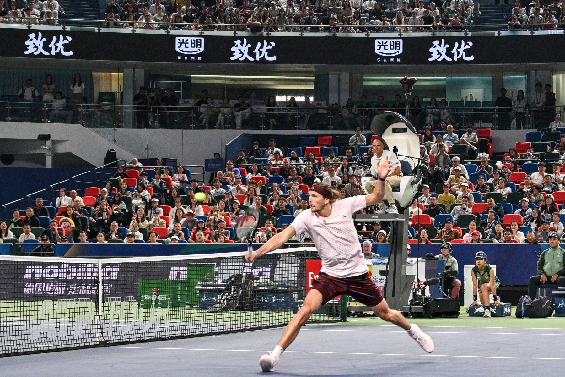 Zverev avanza en el Masters de Shanghái y se afianza como Nº 1