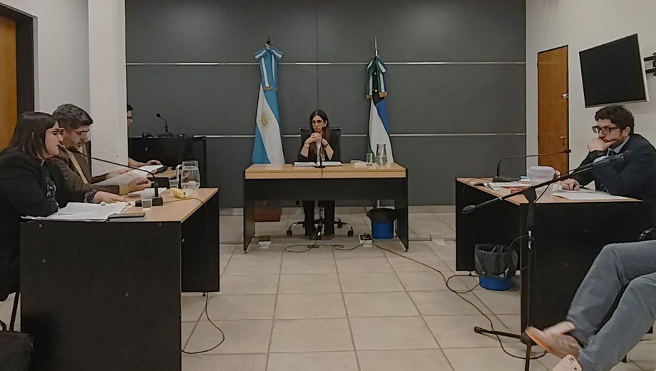 El herido fue derivado al hospital de Cipolletti, donde permanece internado en terapia intensiva.