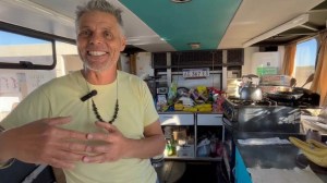 A los 55 vendió todo, convirtió un colectivo en su motorhome y se fue a vivir frente al mar