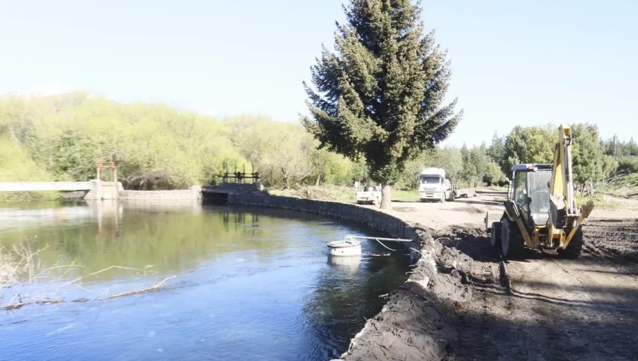 En la zona de compuertas del arroyo Gutiérrez, cerca de la rotonda de Virgen de las Nieves, se realizaron trabajos para agilizar el cauce. Gentileza DPA