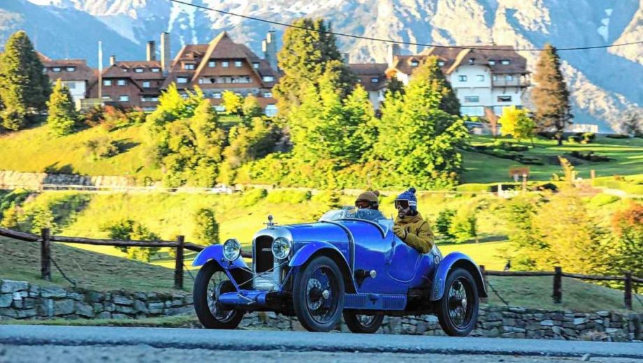 La competencia, que se inicia y culmina en el emblemático Hotel Llao Llao de Bariloche, combina espíritu deportivo, historia, gastronomía y paisajes únicos. 