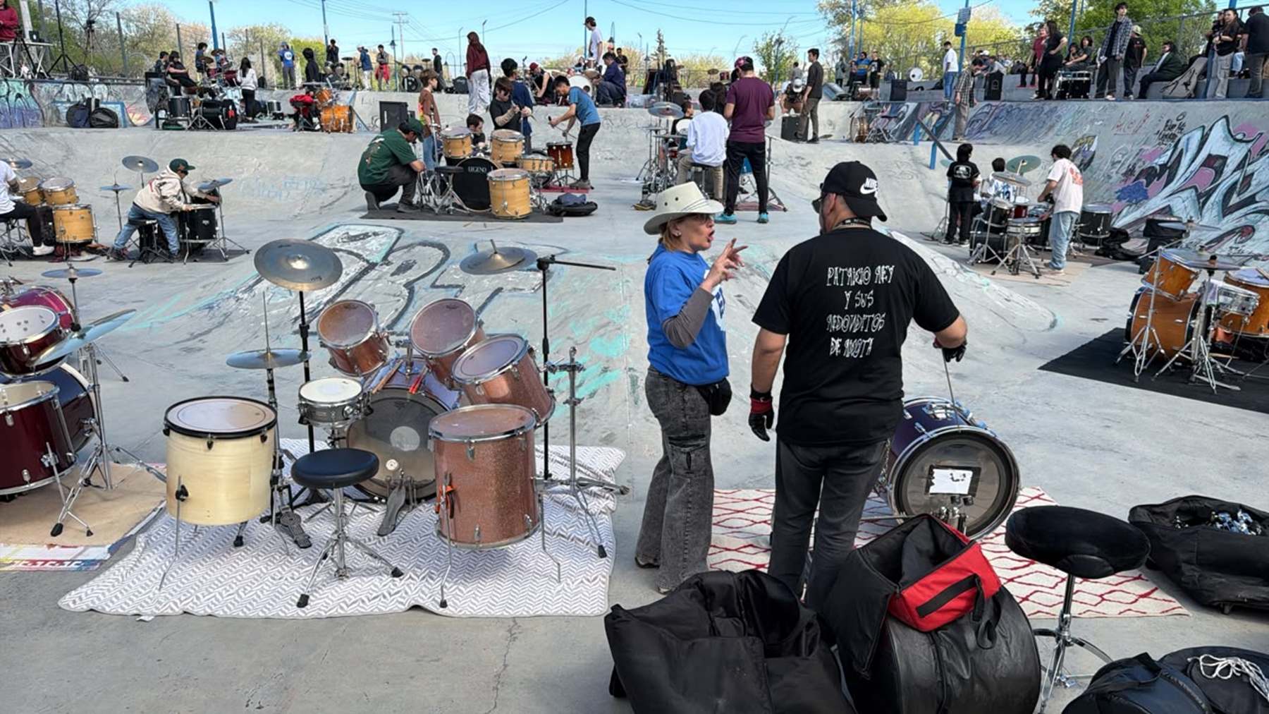 Cien bateristas se reúnen en Roca para homenajear al Indio Solari