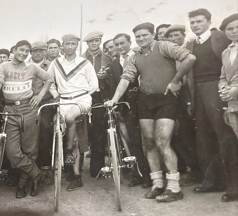 Bautista Boschi, de chaleco y medias blancas, sosteniendo su bicicleta: antes de dedicarse a la fruticultura, ya competía en ciclismo.