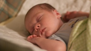 Muerte súbita en lactantes: qué recomiendan pediatras para reducir los riesgos al dormir