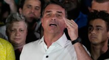 Imagen de Dudas sobre el paradero de Flávio Bolsonaro:  cancelaron su pasaporte y qué sabe sobre su posible salida de Brasil
