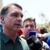 Imagen de Flávio Bolsonaro visitó a su padre en prisión domiciliaria y prometió indultarlo si gana el balotaje en Brasil