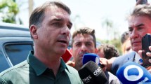 Imagen de Flávio Bolsonaro visitó a su padre en prisión domiciliaria y prometió indultarlo si gana el balotaje en Brasil