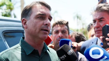 Flávio Bolsonaro visitó a su padre en prisión domiciliaria y prometió indultarlo si gana el balotaje en Brasil