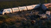 Imagen de Choque de trenes en España: rescatistas trabajan contrarreloj en el vagón volcado para buscar desaparecidos, entre ellos hay un argentino
