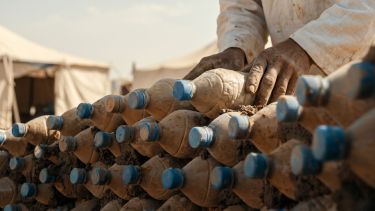 Llenó botellas con arena para construirle una casa más segura a su abuela en el desierto: el invento se extendió a 25 viviendas