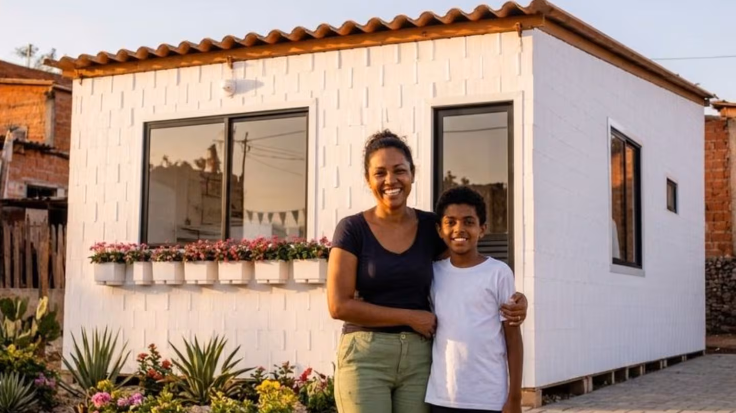 Imagen de "Empieza otra vida": Construyen una casa de plástico reciclado en 15 horas para una mujer y sus nueve hijos