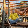 Imagen de El policía que construyó su casa de madera y es profesor de yoga en las sierras de Córdoba
