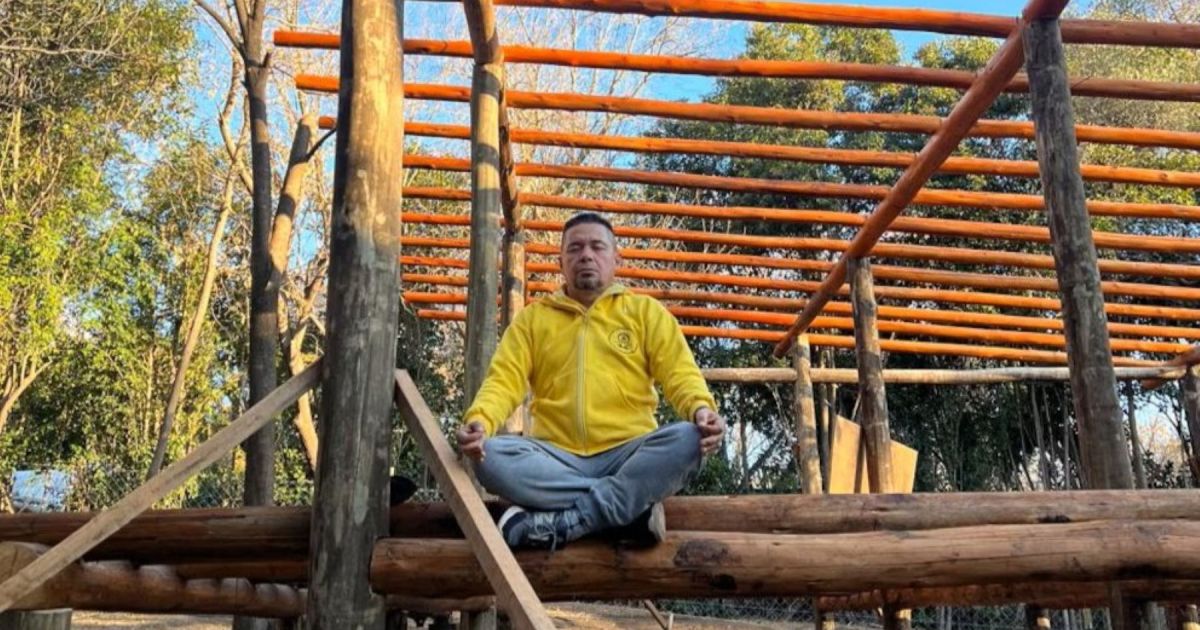 Un ex policía construyó su hogar en Córdoba y enseña yoga