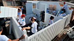 Tiene 45 años, nueve hijos y 12 nietos: le construyeron una casa con bloques de plástico reciclado y paneles solares en 15 horas