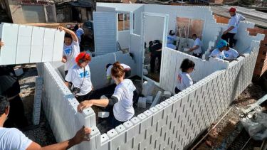 Tiene 45 años, nueve hijos y 12 nietos: le construyeron una casa con bloques de plástico reciclado y paneles solares en 15 horas