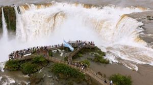 Cierran de emergencia las Cataratas del Iguazú por una importante crecida del río tras las intensas lluvias por la llegada de «El Niño»