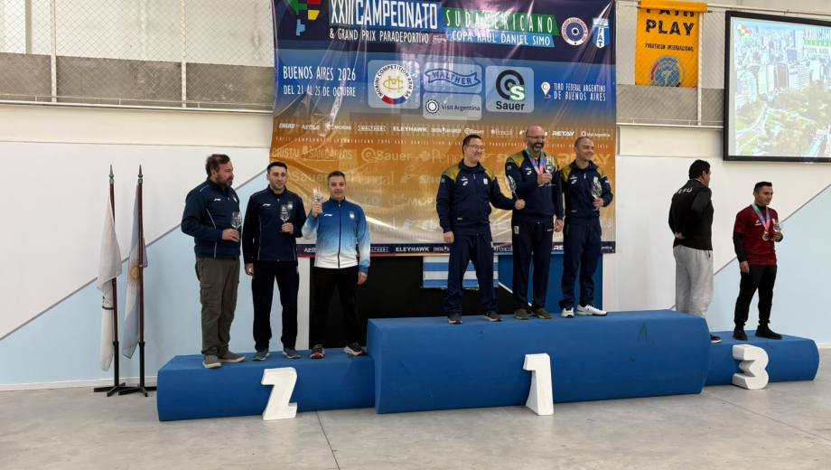 Villani en el podio con el equipo argentino de Tiro Rápido. (Fotos: Gentileza)