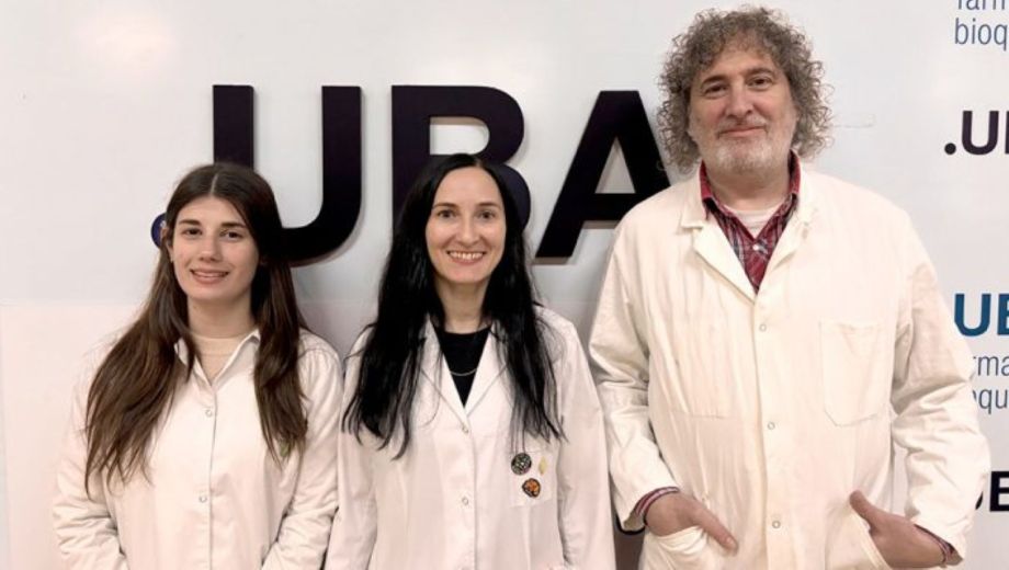 De der. a izq.: Pablo Power y Melina Ruggiero, ambos del CONICET y de la UBA, y Melina García Alonso, de la UBA, en el Instituto de Investigaciones en Bacteriología y Virología Molecular (IBaViM, FFyB-UBA). Foto: Conicet.