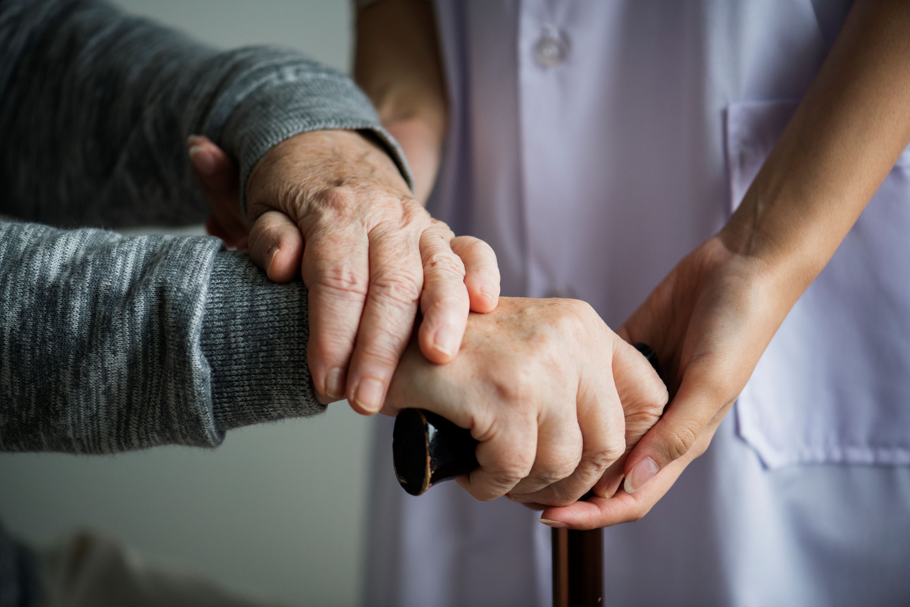 Elegir entre un cuidador y un hogar de ancianos: consideraciones clave