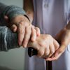 Imagen de ¿Cuidador u hogar de ancianos? Qué tener en cuenta para elegir la mejor opción para un adulto mayor