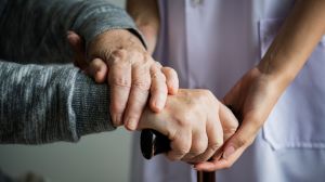 ¿Cuidador u hogar de ancianos? Qué tener en cuenta para elegir la mejor opción para un adulto mayor