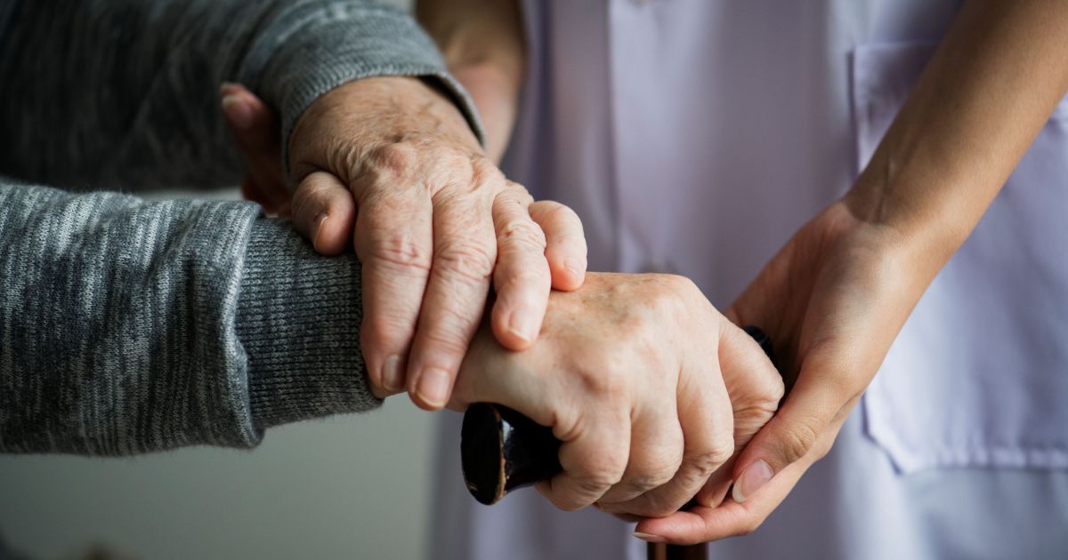 Elegir entre un cuidador y un hogar de ancianos: consideraciones clave