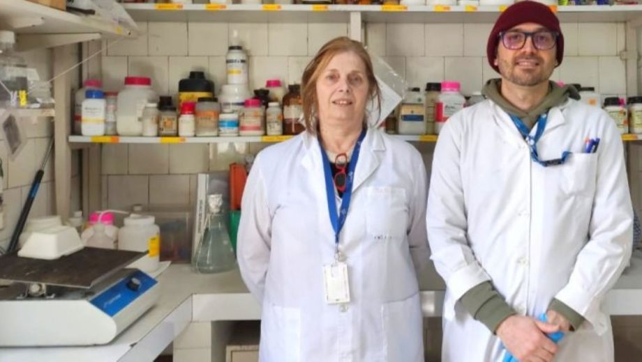 Mónica Vermeulen, líder del trabajo y jefa de laboratorio, con el primer autor del estudio, Ramiro Vázquez, en el Instituto de Medicina Experimental (IMEX, CONICET-Academia Nacional de Medicina). Foto: Conicet.