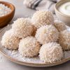 Imagen de Trufas proteicas de coco y yogur: una receta fácil, sin horno y con pocos ingredientes
