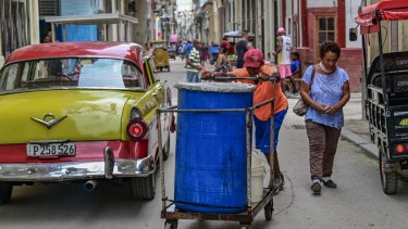 Agoniza la libreta, símbolo del socialismo en Cuba