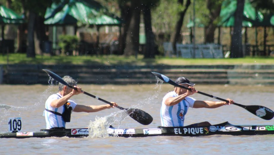 El 'viejo Elio negro surcando las aguas del Gualeguychú en el Mundial. El bote que une a los reyes del río con una historia de amistad y gloria deportiva.